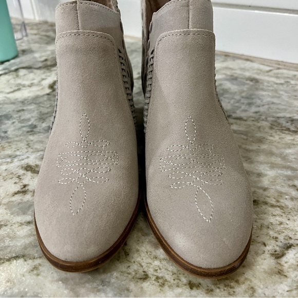 Vince Camuto Presita Light Gray Suede V Cut Out Western Ankle Booties Size 5.5 - Picture 2 of 12